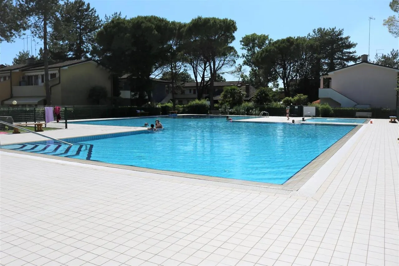 Lovely Flat With Garden And Pool - Beahost Bibione Apartman